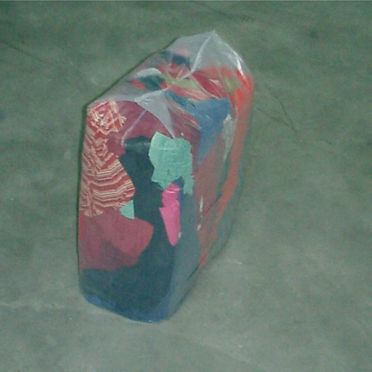 Verschiedene, bunte Stoffe zusammengepresst in einem Plastiksack